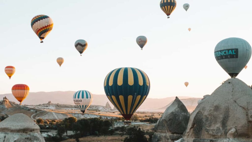 Guide pratique pour createurs en France: reperer, contacter et convaincre marques grecques sur Line afin d'integrer leurs programmes d'ambassadeurs.