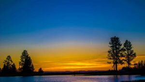 Guide pratique pour createurs francais voulant approcher des marques omanaises sur eBay afin de promouvoir artistes emergents, avec tactiques, modele de message et risques.