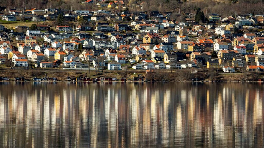 Guide pratique pour createurs en France : comment contacter des marques serbes sur Etsy, convertir des messages en deals UGC et securiser de la licence de contenu.